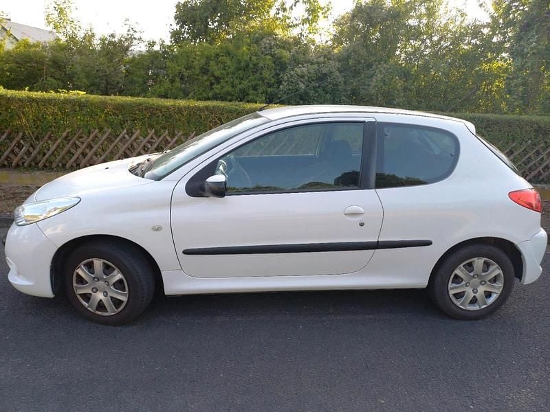 Weiß Gebraucht 2009 Peugeot 206+ Kleinwagen | 2.000 € - Bild 1/4