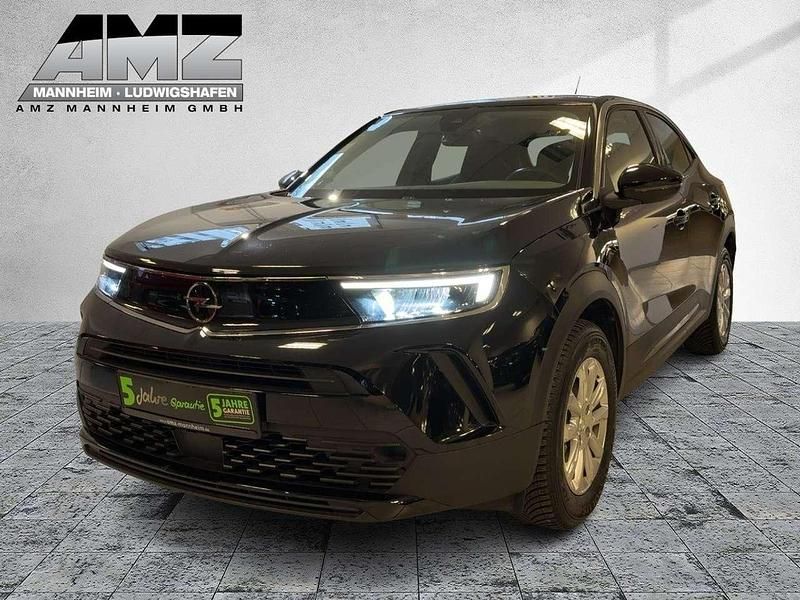 Gebraucht Opel Mokka-e Edition 100 kW (136 PS) 2023 Lackierung schwarz perla nera/ SUV