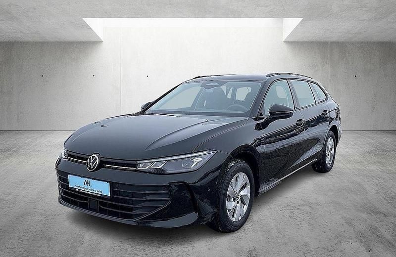 Neu VW Passat Basis 150 PS (110 kW) 2025 Grenadillschwarzmet. Kombi