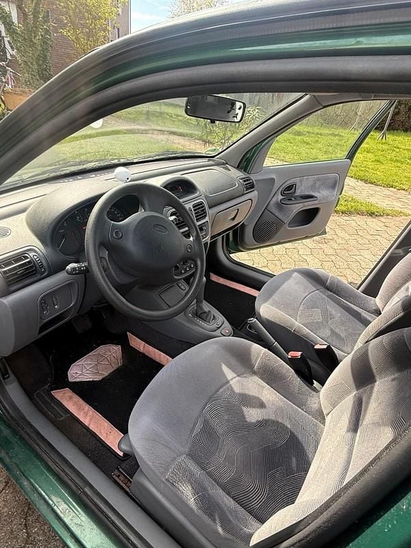 Gebraucht Renault Clio II 98 PS (72 kW) 2000 Grün Kleinwagen