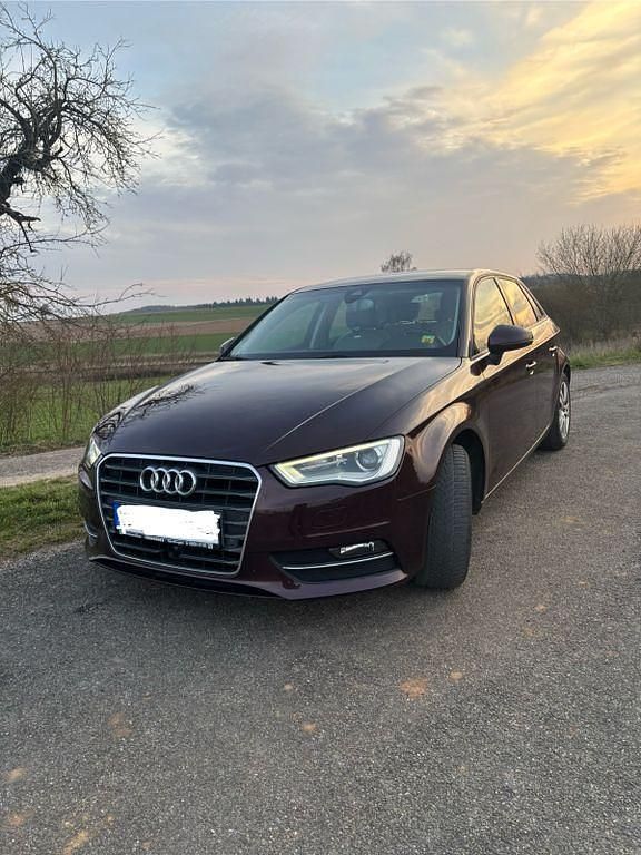 Gebraucht Audi A3 Attraction 110 PS (80 kW) 2014 Rot Limousine