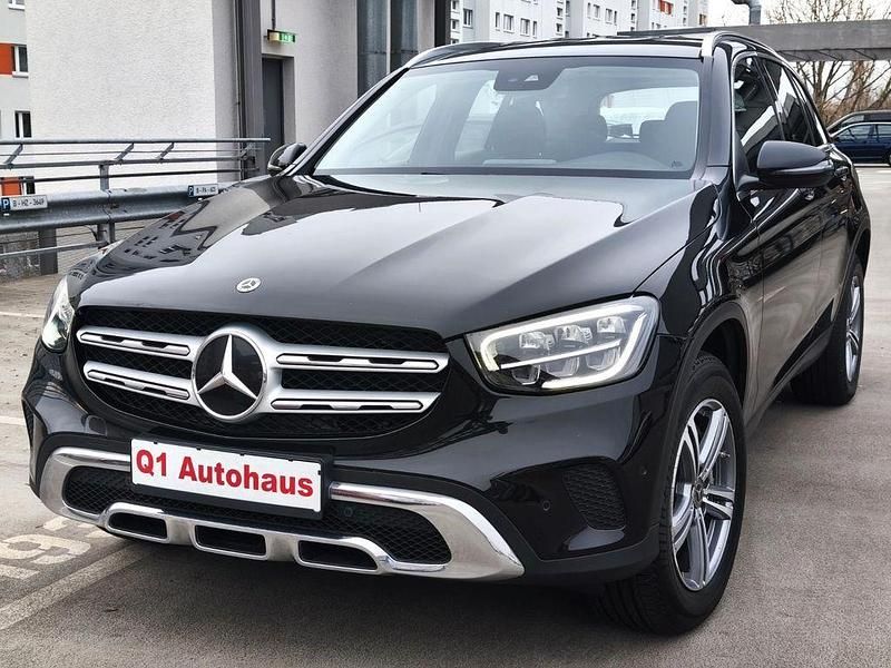 Gebraucht Mercedes GLC300e 194 PS (142 kW) 2022 Schwarz SUV