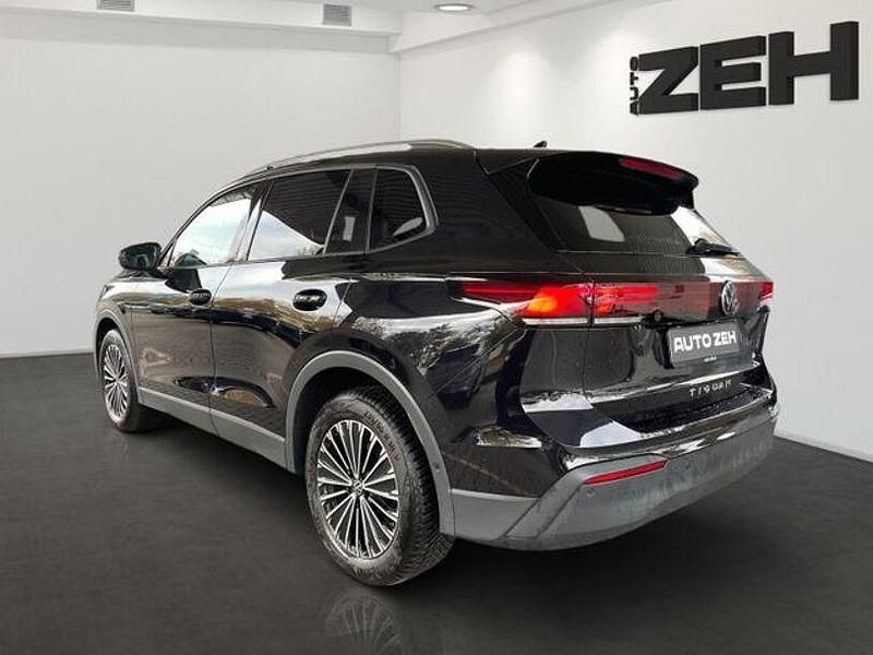 Gebraucht VW Tiguan Life 150 PS (110 kW) 2024 Deep black (metallic) SUV