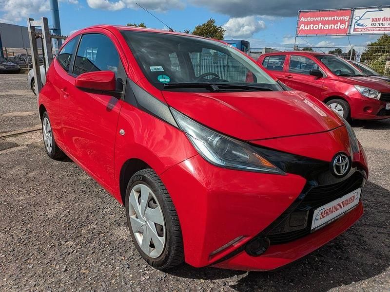 Gebraucht Toyota Aygo X-play 69 PS (50 kW) 2015 Rot Kleinwagen