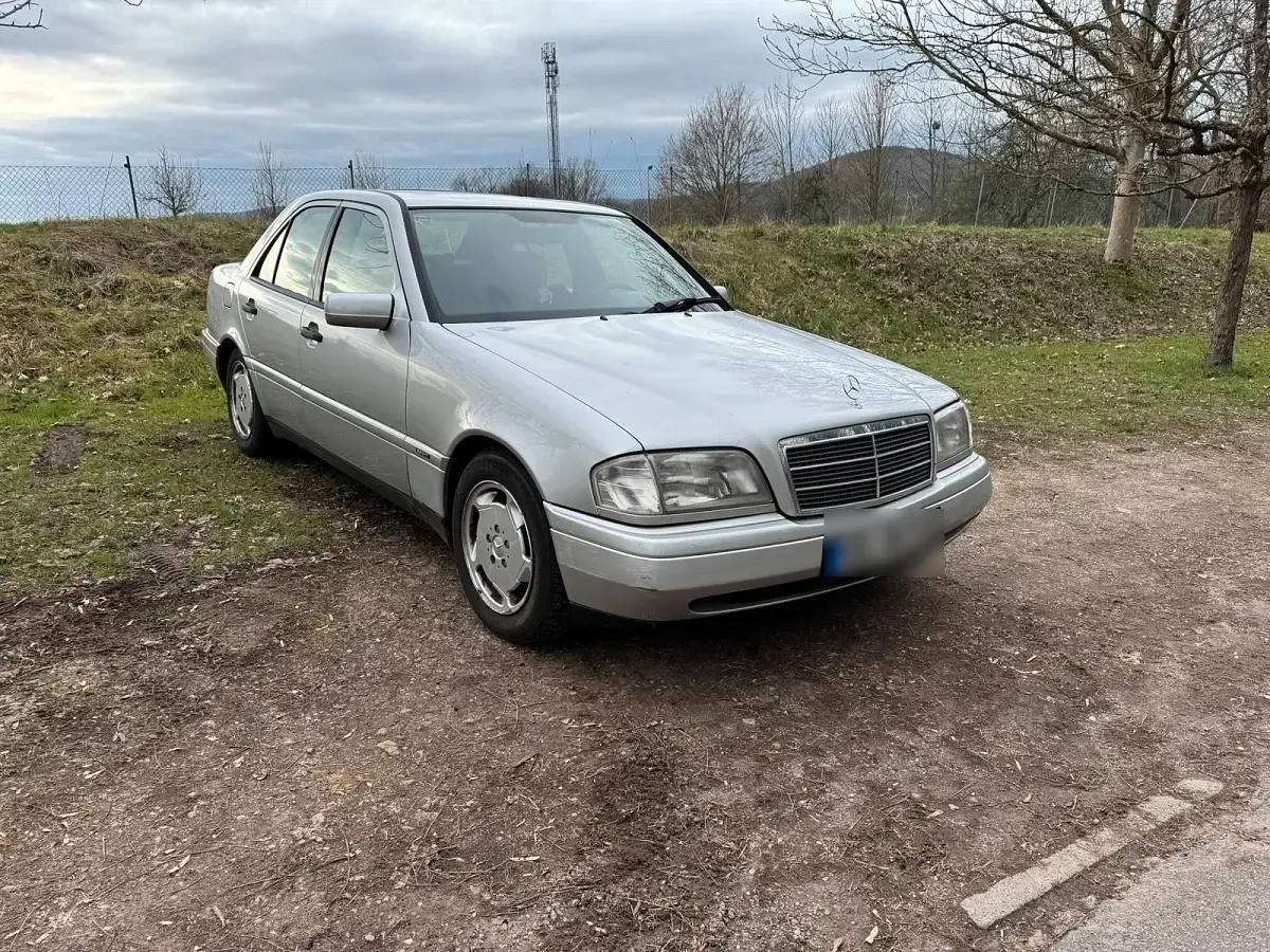 Gebraucht Mercedes C180 122 PS (89 kW) 1993 Silber Limousine
