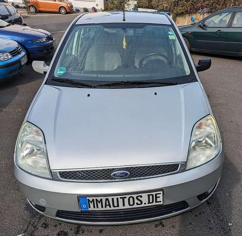 Gebraucht Ford Fiesta Ghia 69 PS (50 kW) 2002 Silber Limousine