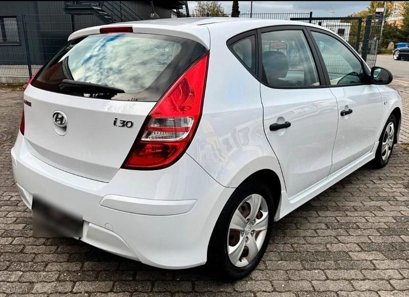 Gebraucht Hyundai i30 109 PS (80 kW) 2011 Weiß Kleinwagen