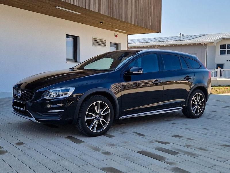 Gebraucht Volvo V60 CC Summum 190 PS (139 kW) 2016 Schwarz Kombi