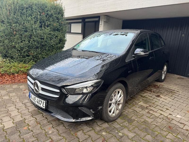 Schwarz Gebraucht 2020 Mercedes B250 Van / Kleinbus | 17.990 € (Superpreis) - Bild 1/4