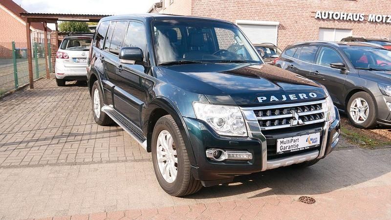 Grün Gebraucht 2016 Mitsubishi Pajero Diamant Edition SUV | 14.990 € (Teuer) - Bild 1/4