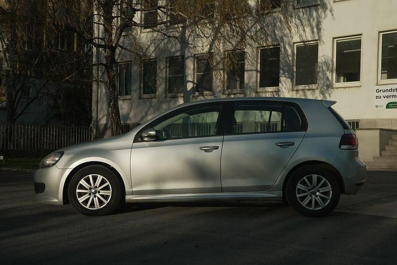 Silber Gebraucht 2013 VW Golf VI Trendline Limousine | 3.490 € (Fairer Preis) - Bild 1/4