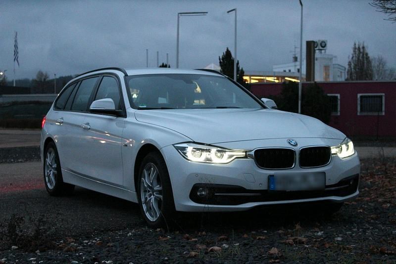 Weiß Gebraucht 2015 BMW 320 Sport Line Kombi | 16.900 € (Teuer) - Bild 1/4