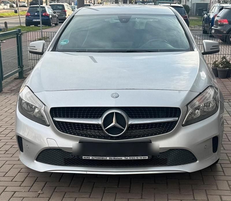 Silber Gebraucht 2016 Mercedes A180 Limousine | 11.400 € (Guter Preis) - Bild 1/4