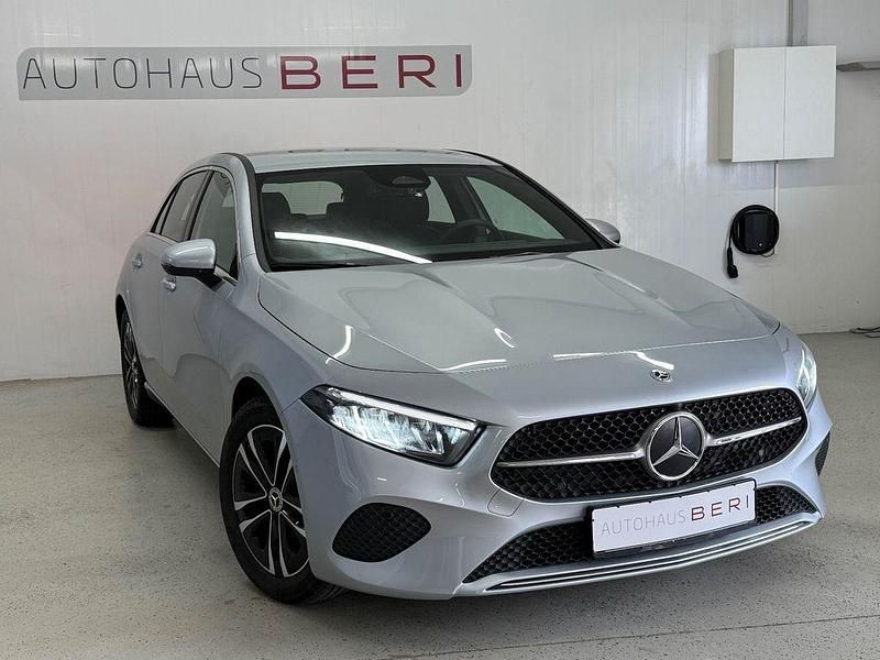 Silber Gebraucht 2024 Mercedes A180 Limousine | 25.999 € (Superpreis) - Bild 1/4