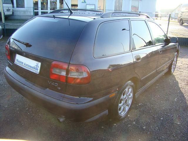 Gebraucht Volvo V40 122 PS (89 kW) 1999 Schwarz metallic Kombi