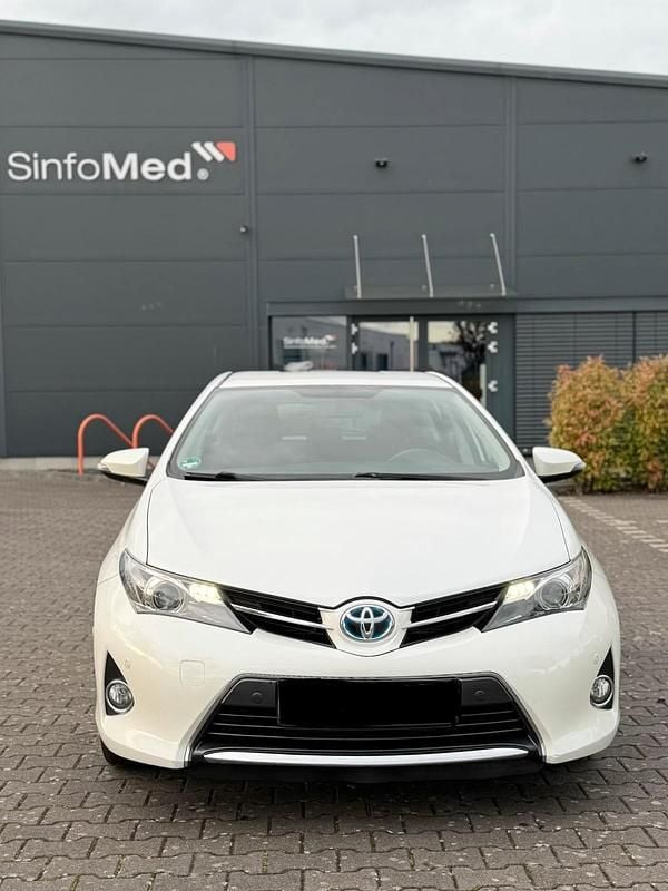 Weiß Gebraucht 2013 Toyota Auris Hybrid Limousine | 8.900 € (Fairer Preis) - Bild 1/4