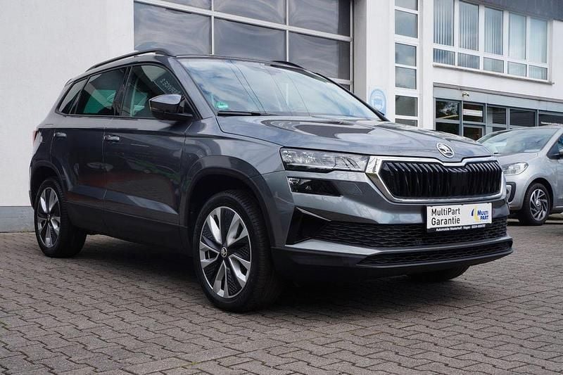 Graphitegrau metallic Gebraucht 2022 Skoda Karoq Style SUV | 23.990 € (Fairer Preis) - Bild 1/4