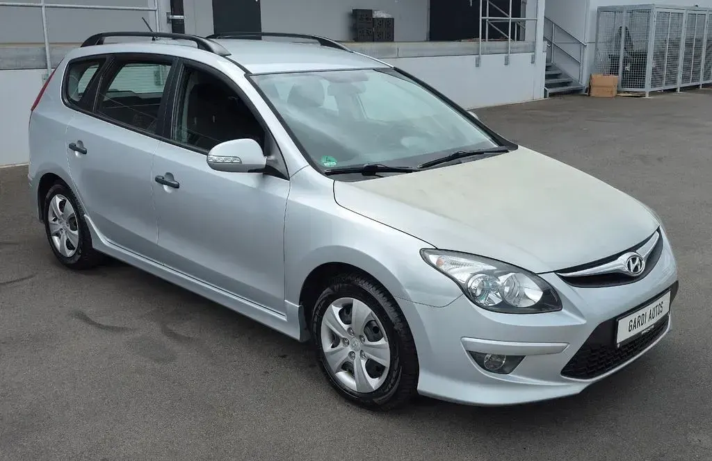 Gebraucht Hyundai i30 90 PS (66 kW) 2011 Silber Kombi
