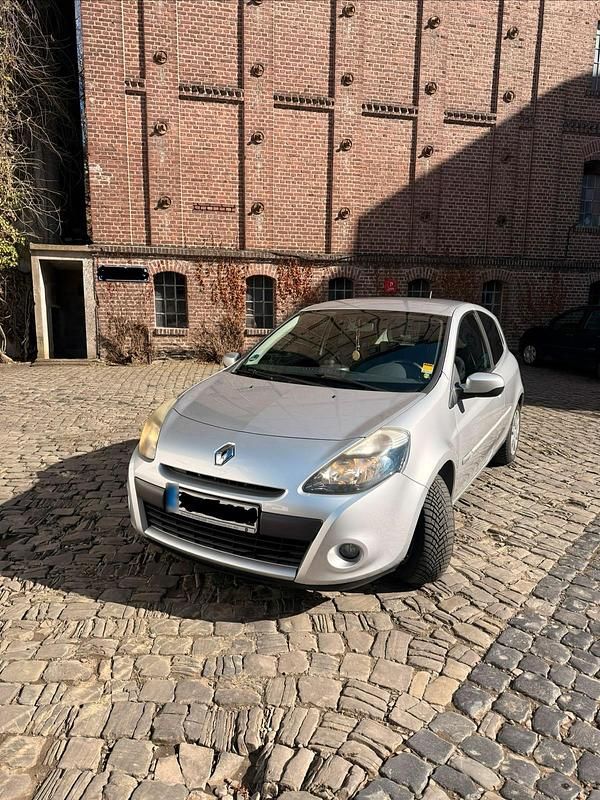 Gebraucht Renault Clio II Night&Day 75 PS (55 kW) 2011 Silber Kleinwagen
