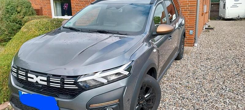 Grau Gebraucht 2024 Dacia Jogger Kombi | 20.850 € (Fairer Preis) - Bild 1/4