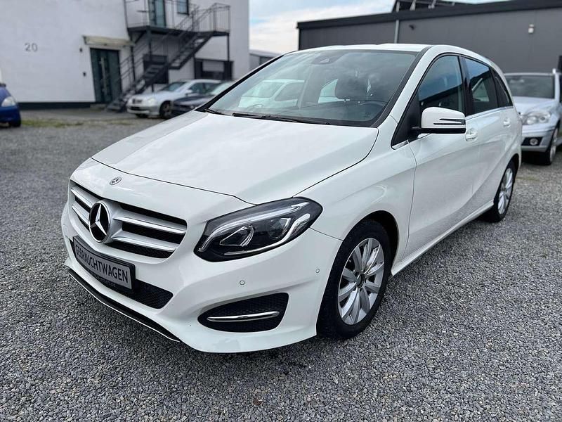 Calcitweiß Gebraucht 2017 Mercedes B180 Style Van / Kleinbus | 16.990 € (Fairer Preis) - Bild 1/4