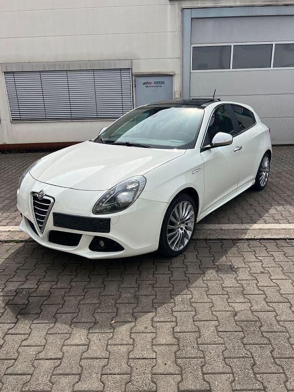 Weiß Gebraucht 2010 Alfa Romeo Giulietta Turismo Kleinwagen | 4.250 € (Guter Preis) - Bild 1/4