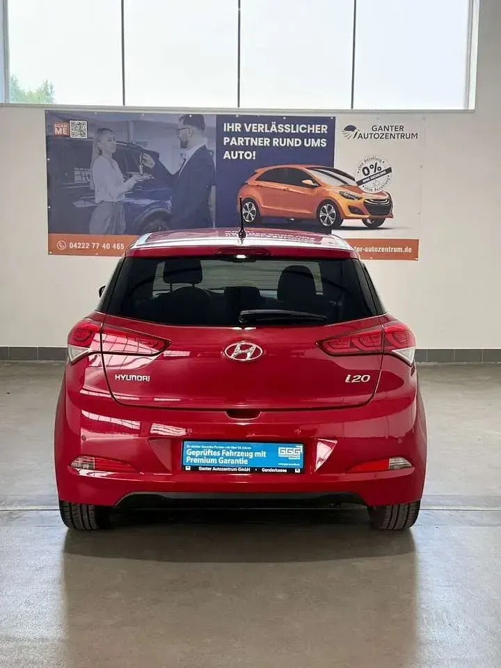Gebraucht Hyundai i20 101 PS (74 kW) 2017 Rot Kleinwagen