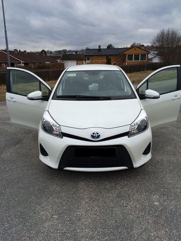 Gebraucht Toyota Yaris Hybrid Edition 101 PS (74 kW) 2014 Weiß metallic Kleinwagen