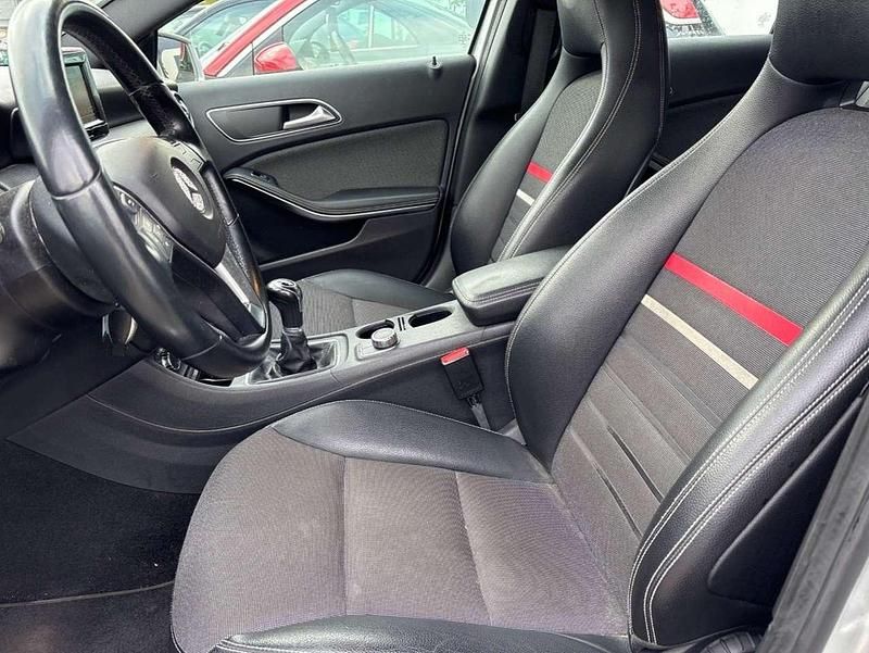 Gebraucht Mercedes A180 Style 122 PS (89 kW) 2014 Silber Limousine