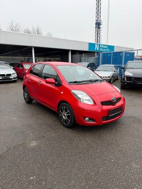 Gebraucht Toyota Yaris Cool 101 PS (74 kW) 2009 Rot Limousine