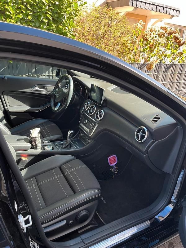 Gebraucht Mercedes A180 109 PS (80 kW) 2015 Schwarz Kleinwagen