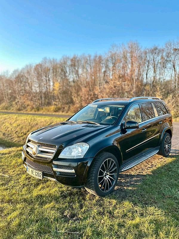 Schwarz Gebraucht 2010 Mercedes 190 AMG Limousine | 16.950 € - Bild 1/4