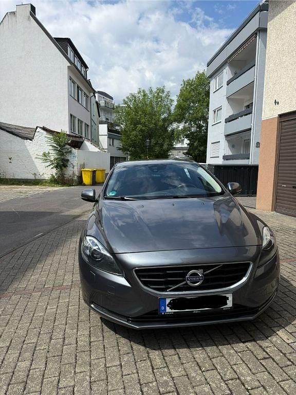 Grau Gebraucht 2014 Volvo V40 Momentum Kombi | 7.499 € (Fairer Preis) - Bild 1/4