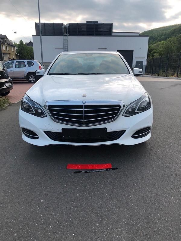 Weiß Gebraucht 2013 Mercedes E220 Elegance Limousine | 7.990 € (Fairer Preis) - Bild 1/4