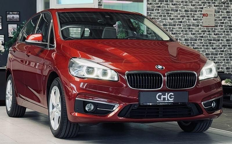 Flamencorot brillanteffekt Gebraucht 2017 BMW 225 Luxury Line Van / Kleinbus | 14.490 € (Fairer Preis) - Bild 1/4