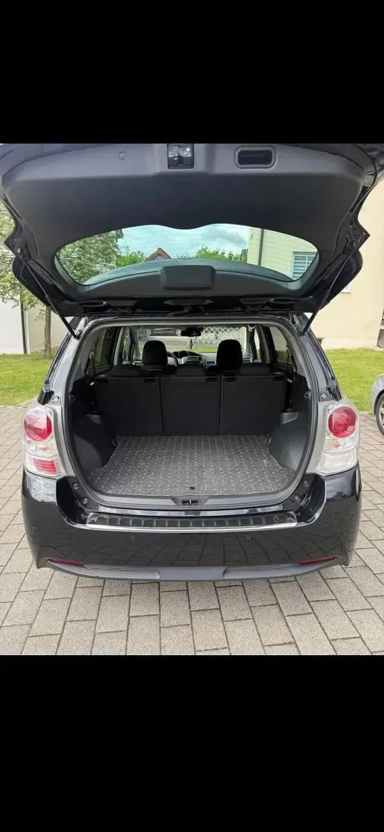 Gebraucht Toyota Verso Edition-S 112 PS (82 kW) 2016 Schwarz Van / Kleinbus