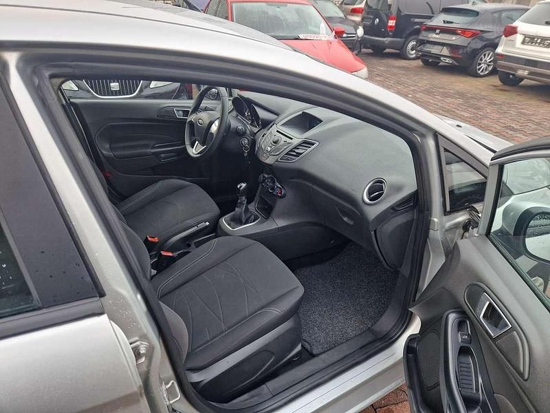 Gebraucht Ford Fiesta Trend 82 PS (60 kW) 2014 Polarsilber metallic Kleinwagen