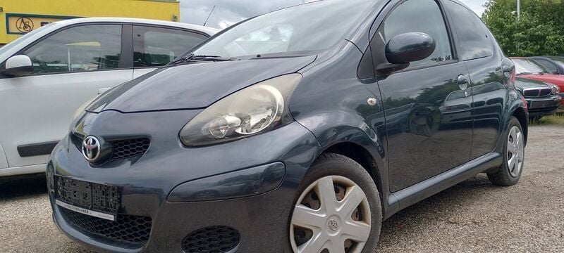 Grau Gebraucht 2010 Toyota Aygo City Kleinwagen | 1.950 € (Guter Preis) - Bild 1/4