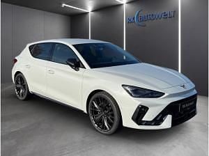 Neu Cupra Leon VZ 272 PS (200 kW) 2025 Weiß ("nevada" weiss) Limousine