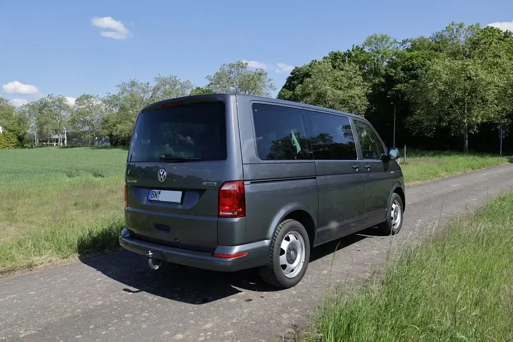 Gebraucht VW Multivan 150 PS (110 kW) 2019 Grau Van / Kleinbus