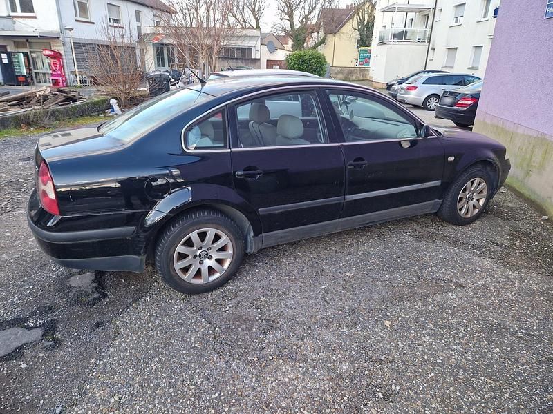 Gebraucht VW Passat 131 PS (96 kW) 2004 Schwarz Limousine