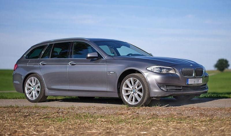 Silber Gebraucht 2011 BMW 530 Sport Line Kombi | 10.400 € (Guter Preis) - Bild 1/4