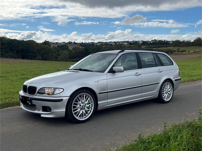 Silber Gebraucht 2002 BMW 330 Kombi | 7.999 € (Fairer Preis) - Bild 1/4