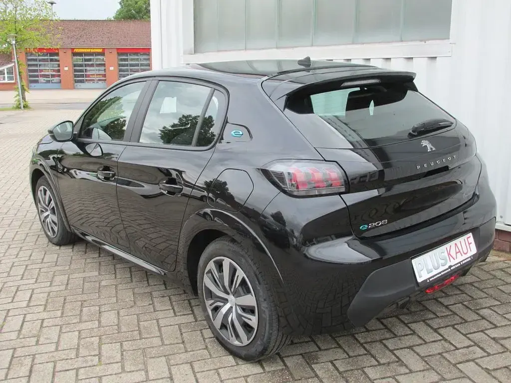 Gebraucht Peugeot e-208 Active 100 kW (136 PS) 2022 Schwarz (metallic) Kleinwagen