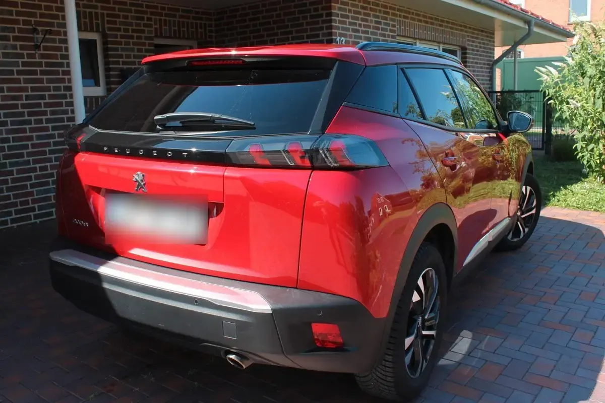 Gebraucht Peugeot 2008 Allure 131 PS (96 kW) 2022 Rot SUV