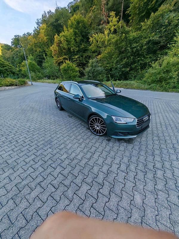 Grün Gebraucht 2018 Audi A4 Kombi | 15.500 € (Teuer) - Bild 1/4