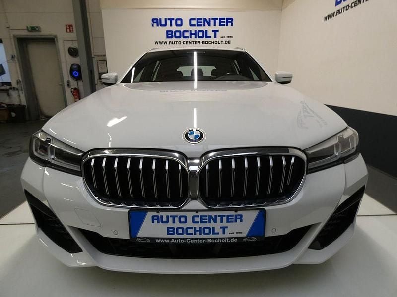 Weiß Gebraucht 2023 BMW 520 M Sport Limousine | 29.900 € (Fairer Preis) - Bild 1/4
