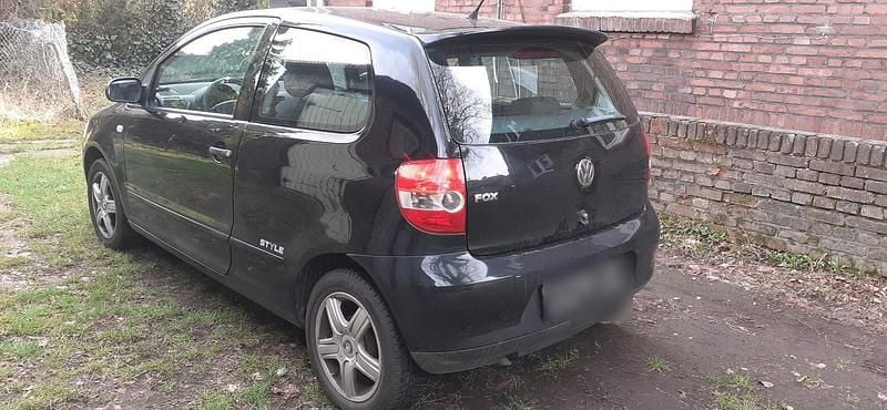 Gebraucht VW Fox 60 PS (44 kW) 2011 Schwarz Kleinwagen