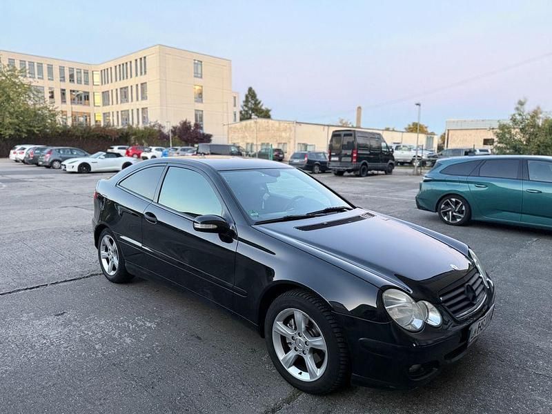 Gebraucht Mercedes C180 143 PS (105 kW) 2006 Schwarz Coupé
