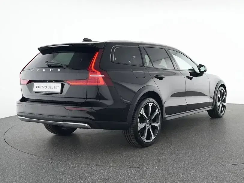 Gebraucht Volvo V60 CC Plus 197 PS (144 kW) 2024 Schwarz Kombi